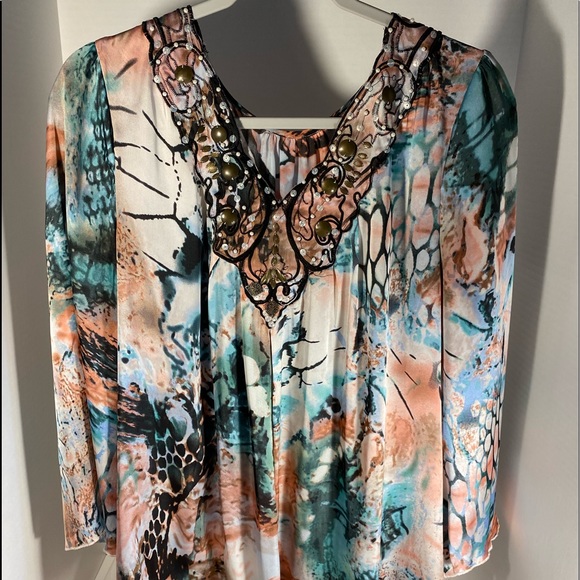 Tops - Beautiful, flowing blouse. Long sleeved and light weight. Watercolor print